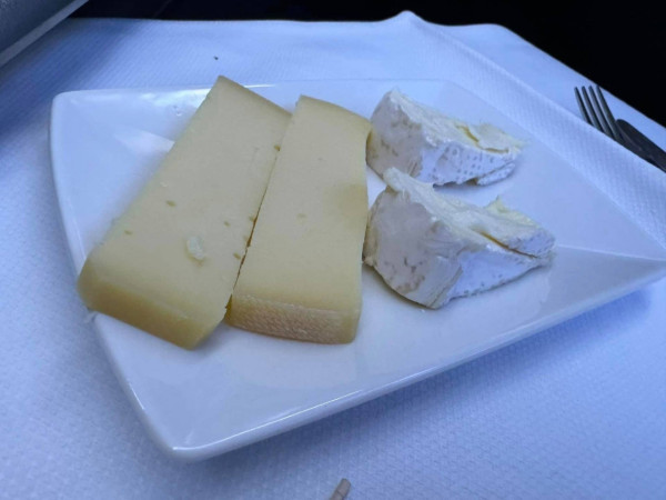 港男2原因狠批飛大阪商務艙服務差 被派多份飛機餐仍無法安撫 網民批：貪得無厭 