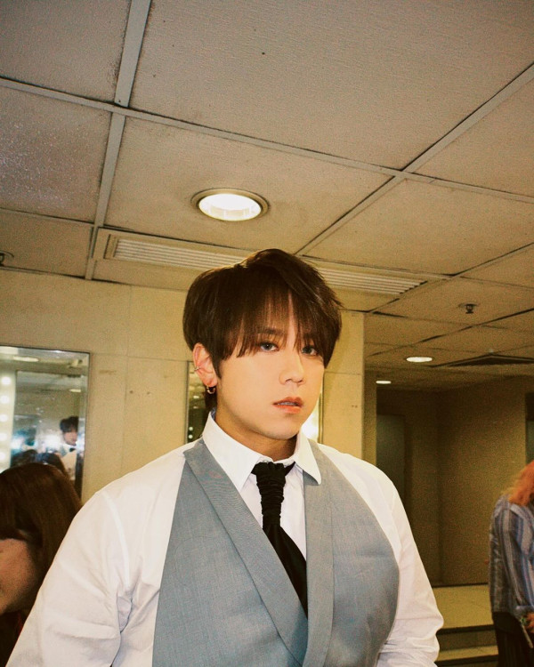 姜濤8號風球下現身機場貴賓室 被網友野生捕獲!惹大批姜糖羨慕