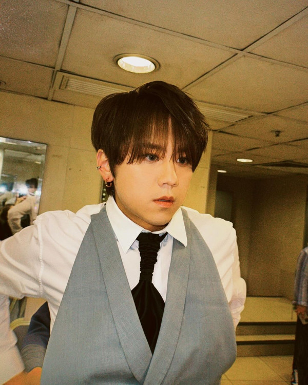 姜濤8號風球下現身機場貴賓室 被網友野生捕獲!惹大批姜糖羨慕