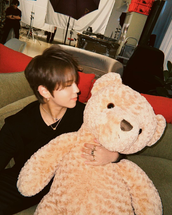 姜濤8號風球下現身機場貴賓室 被網友野生捕獲!惹大批姜糖羨慕