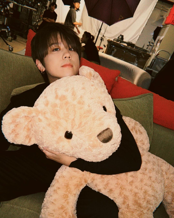 姜濤8號風球下現身機場貴賓室 被網友野生捕獲!惹大批姜糖羨慕