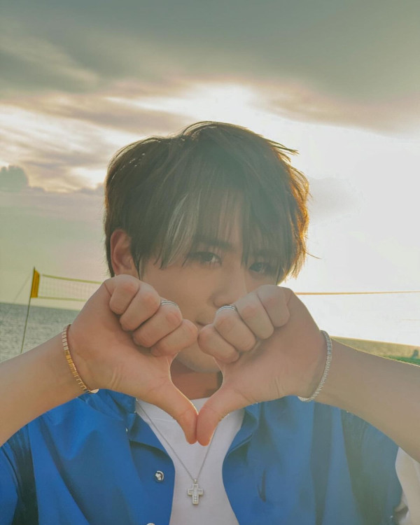 姜濤8號風球下現身機場貴賓室 被網友野生捕獲!惹大批姜糖羨慕