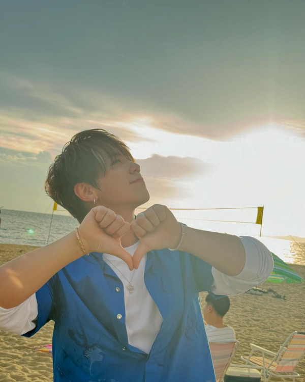 姜濤8號風球下現身機場貴賓室 被網友野生捕獲!惹大批姜糖羨慕