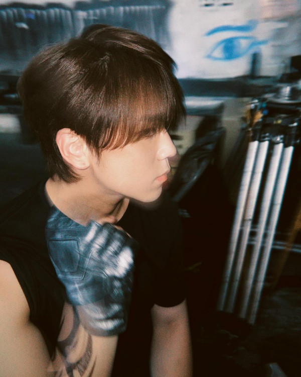 姜濤8號風球下現身機場貴賓室 被網友野生捕獲!惹大批姜糖羨慕