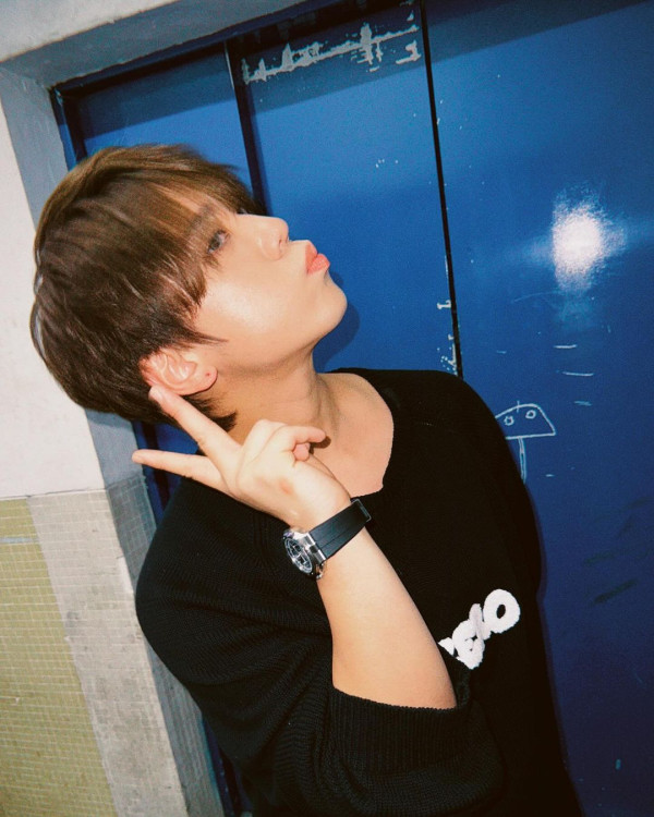 姜濤8號風球下現身機場貴賓室 被網友野生捕獲!惹大批姜糖羨慕