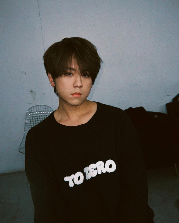 姜濤8號風球下現身機場貴賓室 被網友野生捕獲!惹大批姜糖羨慕