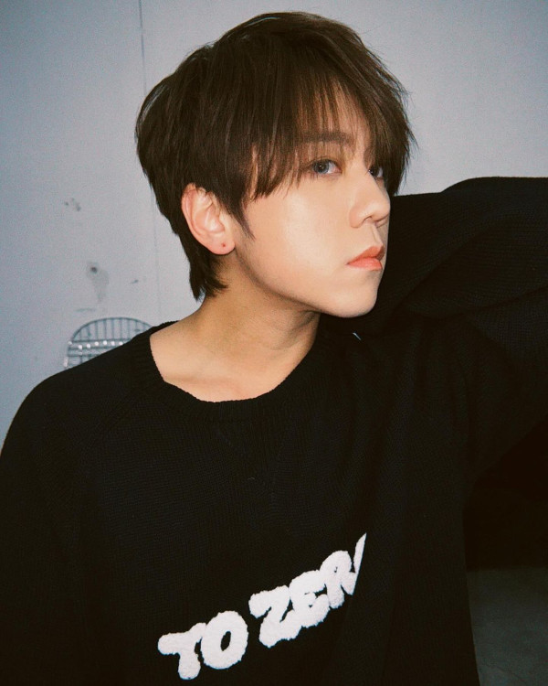 姜濤8號風球下現身機場貴賓室 被網友野生捕獲!惹大批姜糖羨慕