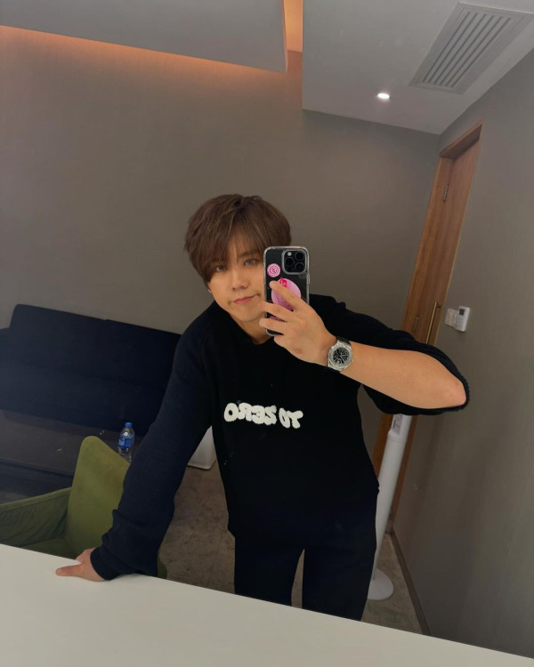 姜濤8號風球下現身機場貴賓室 被網友野生捕獲!惹大批姜糖羨慕