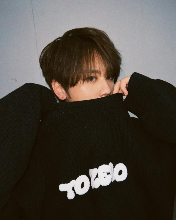 姜濤8號風球下現身機場貴賓室 被網友野生捕獲!惹大批姜糖羨慕