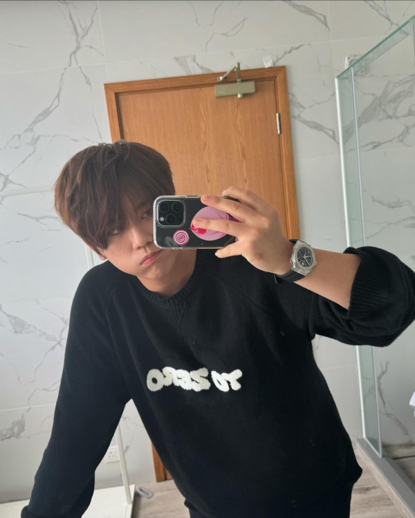 姜濤8號風球下現身機場貴賓室 被網友野生捕獲!惹大批姜糖羨慕