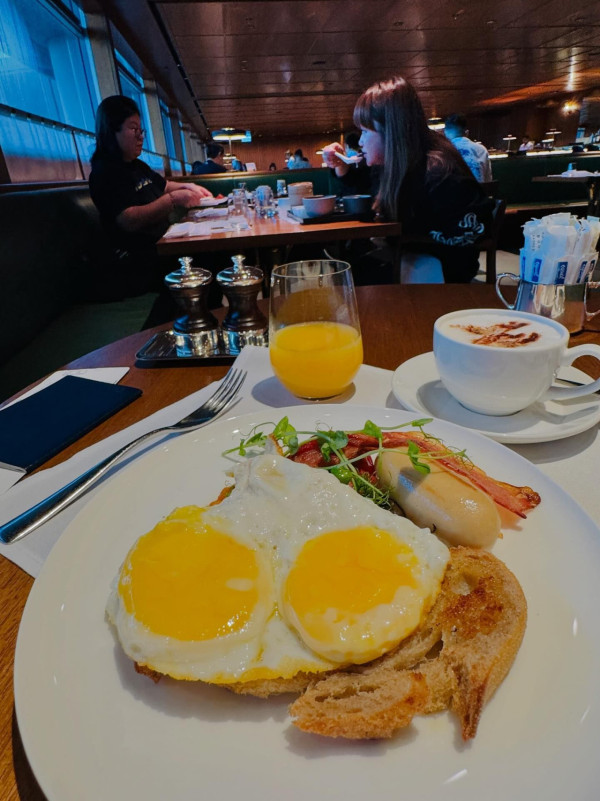 (threads@andy.ho.33046) 姜濤8號風球下現身機場貴賓室 被網友野生捕獲!惹大批姜糖羨慕