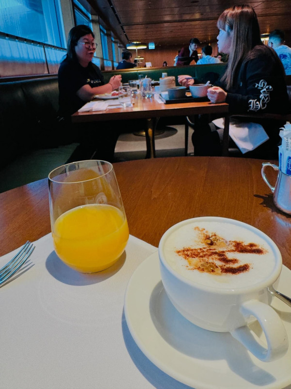 (threads@andy.ho.33046) 姜濤8號風球下現身機場貴賓室 被網友野生捕獲!惹大批姜糖羨慕