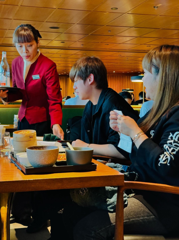 (threads@andy.ho.33046) 姜濤8號風球下現身機場貴賓室 被網友野生捕獲!惹大批姜糖羨慕