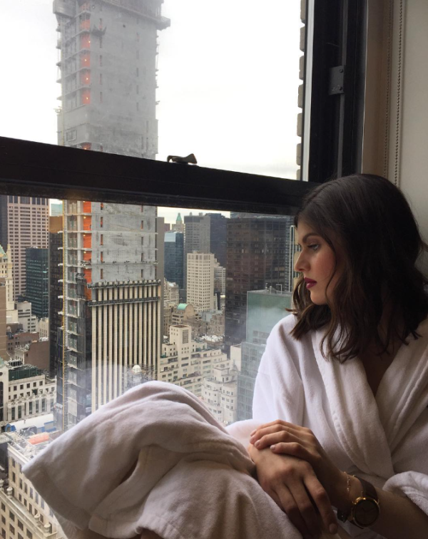 《加州大地震》荷里活性感女星Alexandra Daddario分享產後六天照片 全網被震驚:美呆了/看起來完全不像生過