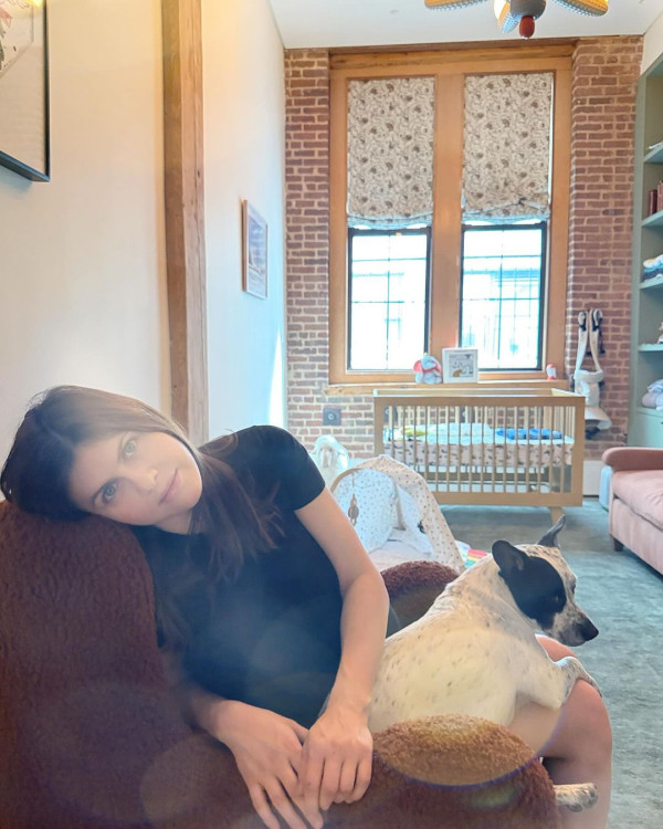 《加州大地震》荷里活性感女星Alexandra Daddario分享產後六天照片 全網被震驚:美呆了/看起來完全不像生過