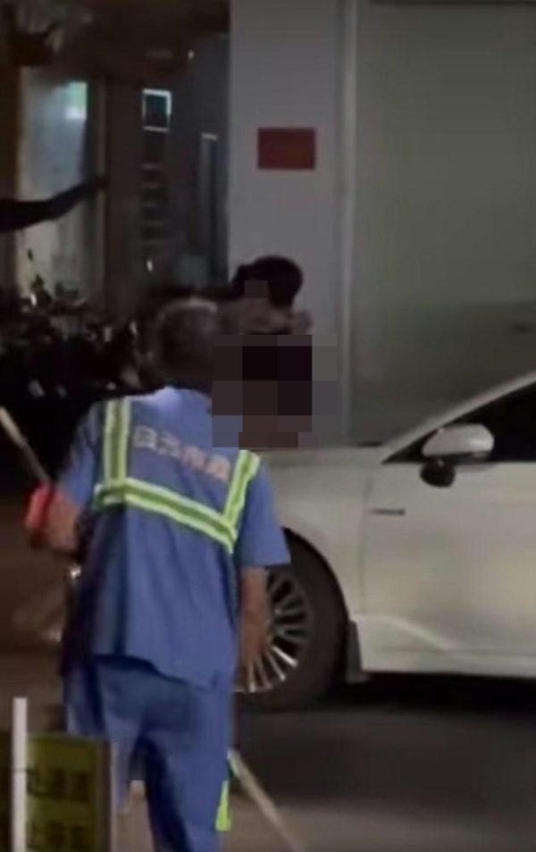 飛機廚房情侶跪地演活春宮 空少後續1個行為卻遭狠批 最終結局如此？ 