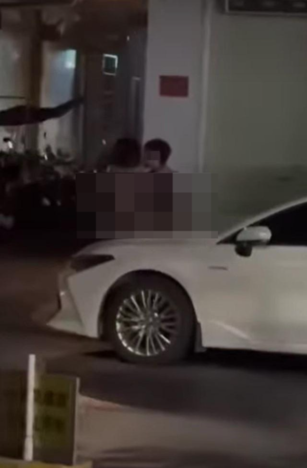 飛機廚房情侶跪地演活春宮 空少後續1個行為卻遭狠批 最終結局如此？ 