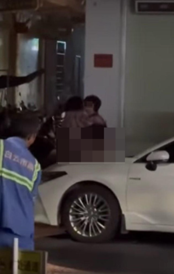 飛機廚房情侶跪地演活春宮 空少後續1個行為卻遭狠批 最終結局如此？ 