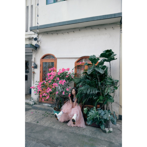 「最美星二代」與大馬公主街頭做善事 短裙打扮低調星味甚濃 參觀王宮/同遊吉隆坡 