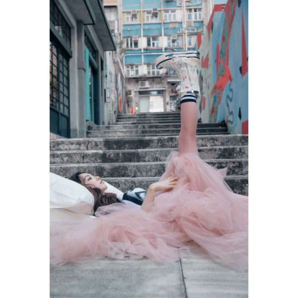 「最美星二代」與大馬公主街頭做善事 短裙打扮低調星味甚濃 參觀王宮/同遊吉隆坡 