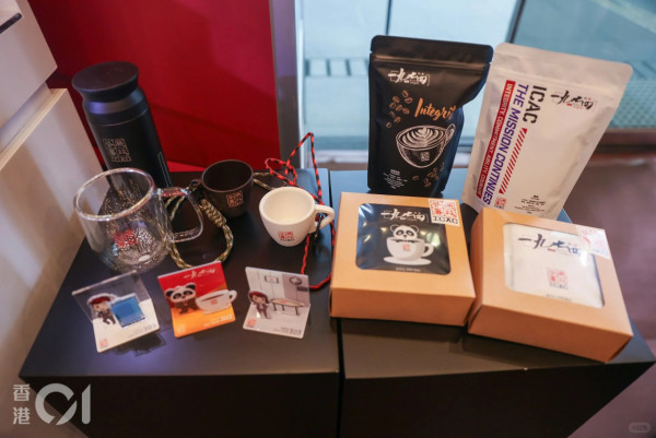 走私客趁深夜扮植物過河 警察發現形跡可疑揭發 結局超爆笑 