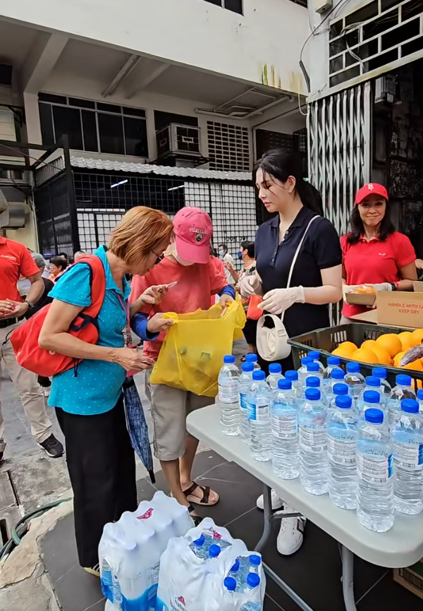 張智霖袁詠儀全家日本過聖誕 魔童暴風成長 網民激讚帥度不輸爸爸 