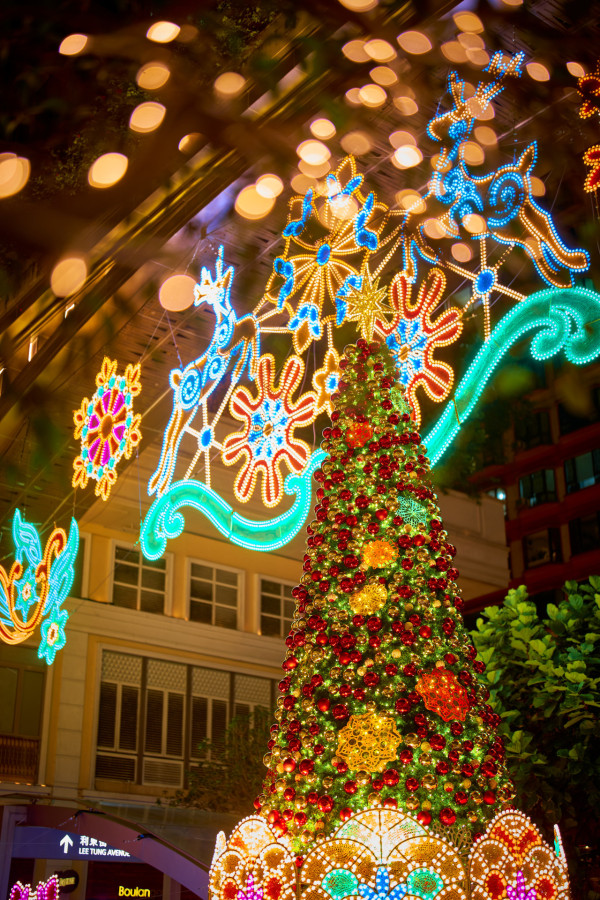 11 月 13 日至 2025 年 1 月 1 日期間,GLOBALL Concept為大家帶來無與倫比的感官盛宴,以布魯日傳統蕾絲工藝為設計藍本的橫越中庭半空、闊達 27 米的聖誕燈光裝置「幻影雪鹿」和 8 米高的「蕾絲裝飾聖誕樹」;200 米的林蔭步道更滿佈點綴著蕾絲圖案的聖誕樹與巨型聖誕花環。