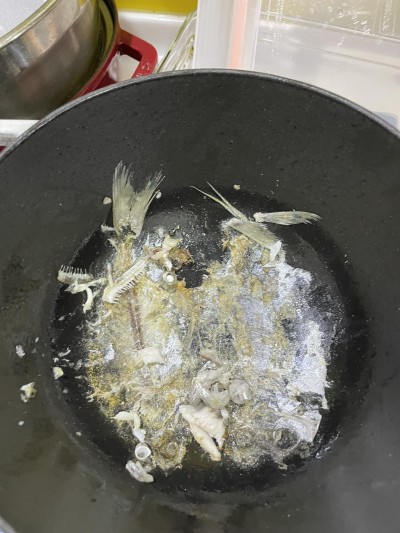 煎魚不用抹太白粉！主婦教1零失敗小撇步「保證不破皮黏鍋」，魚皮金黃酥脆、肉嫩多汁