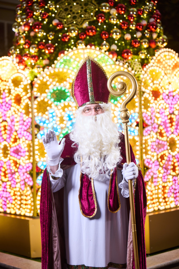 今年利東街更於聖誕節當日（12 月 25 日）安排 Sinterklaas 與他的快樂助手 Piet 遠道前來，親自為大家送上聖誕祝福。