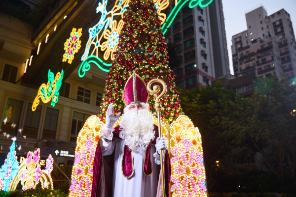 今年利東街更於聖誕節當日（12 月 25 日）安排 Sinterklaas 與他的快樂助手 Piet 遠道前來，親自為大家送上聖誕祝福。