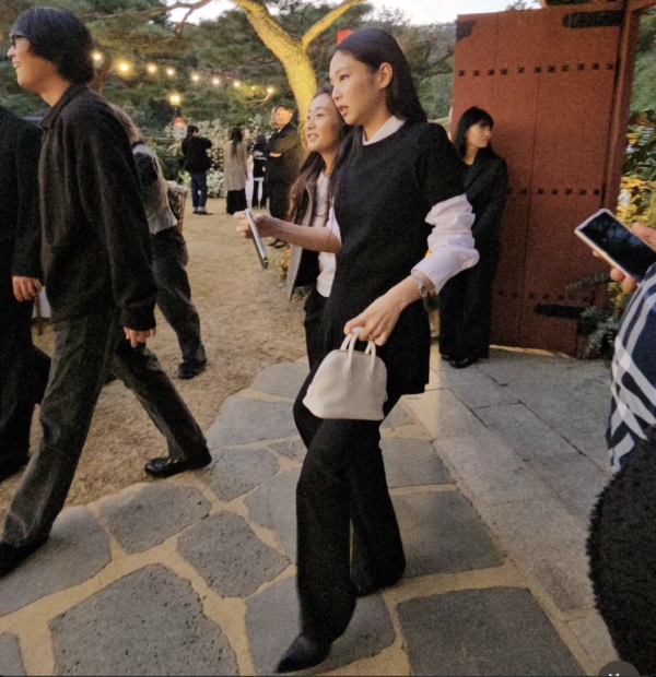 Jennie出席婚禮衣著被批唔尊重!粉絲即護航解釋背後原因!