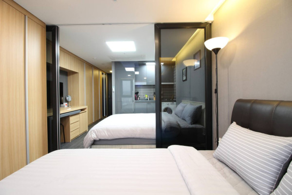 杭州女整容後被嫌老了十年 向媒體投訴上門求賠償 網民：主管整成這樣你也敢消費 