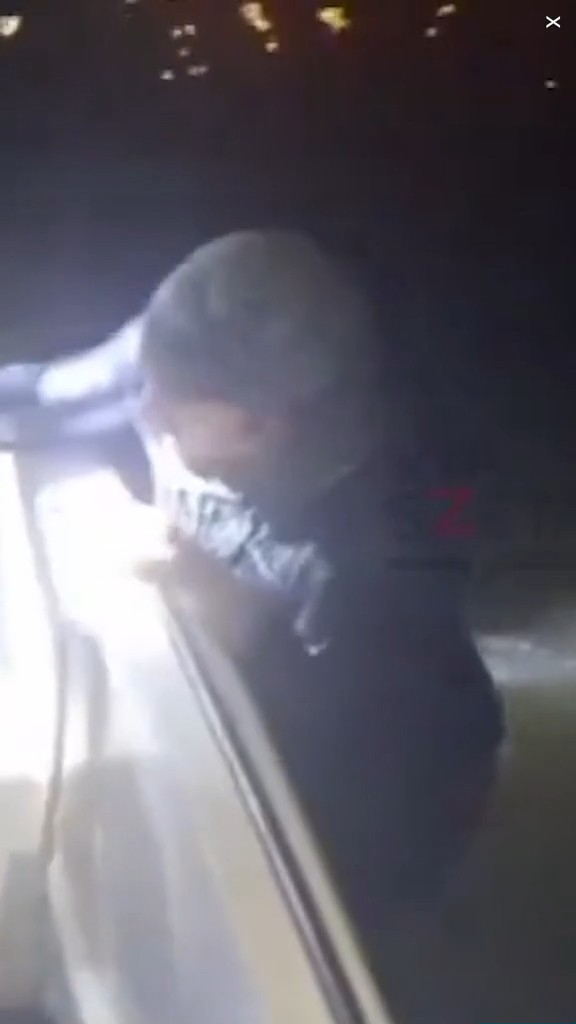 走私客趁深夜扮植物過河 警察發現形跡可疑揭發 結局超爆笑 