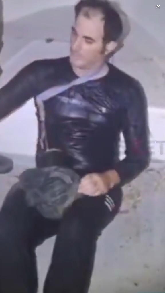 走私客趁深夜扮植物過河 警察發現形跡可疑揭發 結局超爆笑 