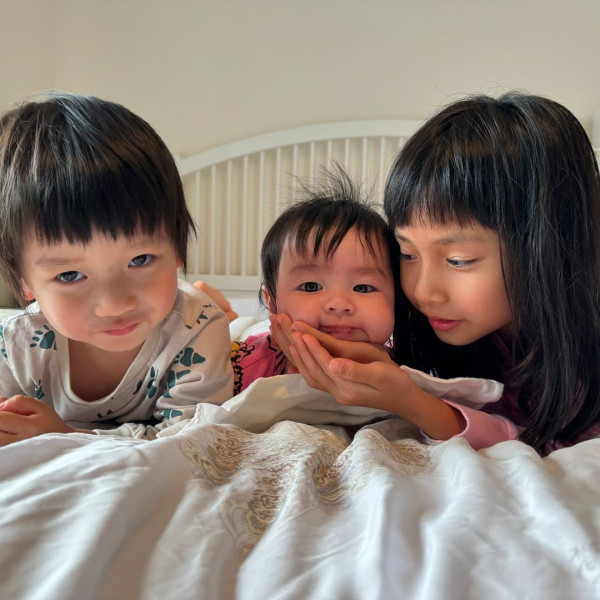 網民口岸偶遇前英皇性感女星 晒傲人白滑長腿 曾意外險死於泰國 