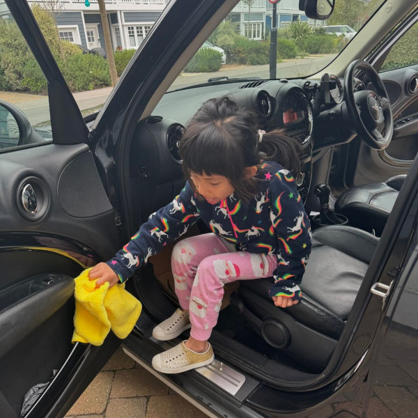 網民口岸偶遇前英皇性感女星 晒傲人白滑長腿 曾意外險死於泰國 