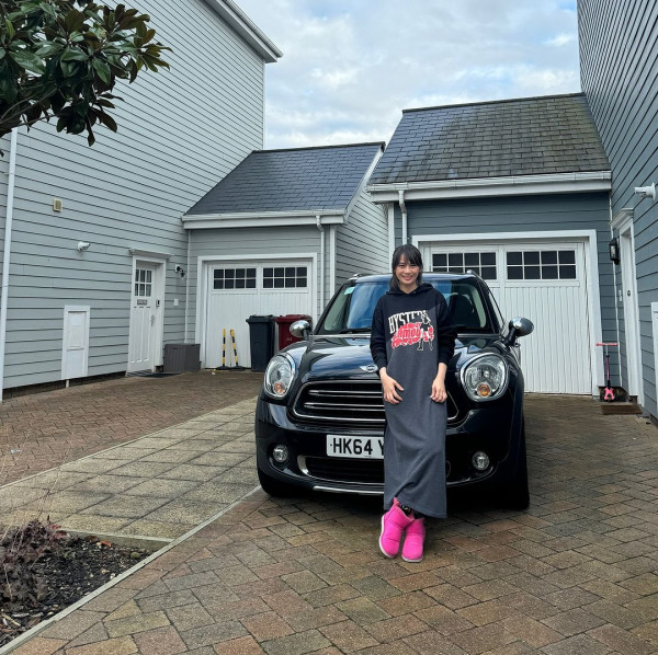 網民口岸偶遇前英皇性感女星 晒傲人白滑長腿 曾意外險死於泰國 