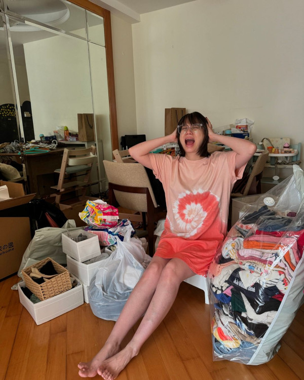 網民口岸偶遇前英皇性感女星 晒傲人白滑長腿 曾意外險死於泰國 