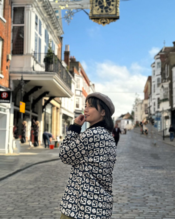 網民口岸偶遇前英皇性感女星 晒傲人白滑長腿 曾意外險死於泰國 