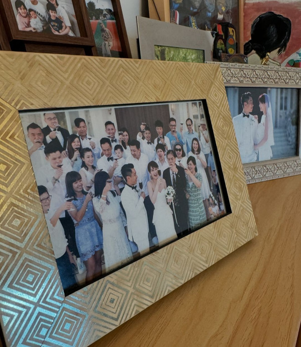 網民口岸偶遇前英皇性感女星 晒傲人白滑長腿 曾意外險死於泰國 