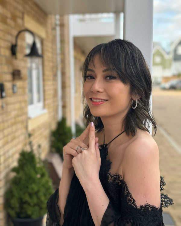 網民口岸偶遇前英皇性感女星 晒傲人白滑長腿 曾意外險死於泰國 