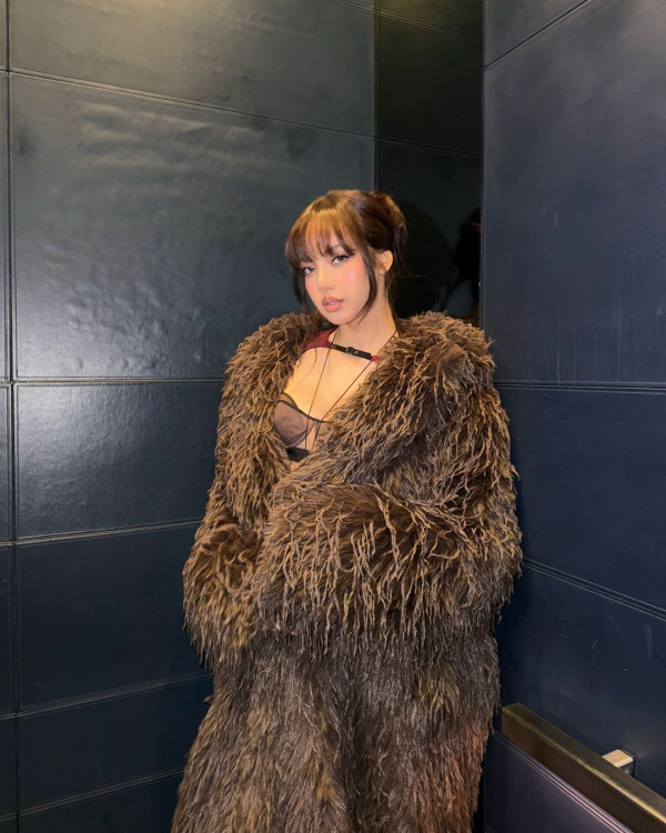 Lisa@BLACKPINK坐私人飛機抵台 粉絲冒雨接機緣慳一面爆喊 