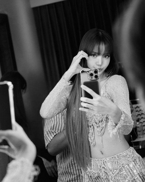 Lisa@BLACKPINK坐私人飛機抵台 粉絲冒雨接機緣慳一面爆喊 