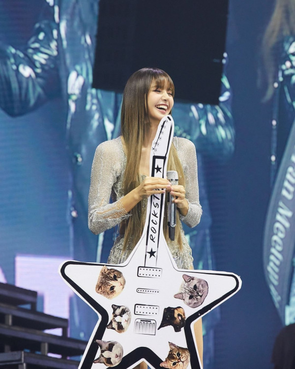 Lisa@BLACKPINK坐私人飛機抵台 粉絲冒雨接機緣慳一面爆喊 