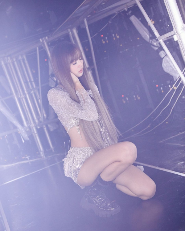 Lisa@BLACKPINK坐私人飛機抵台 粉絲冒雨接機緣慳一面爆喊 