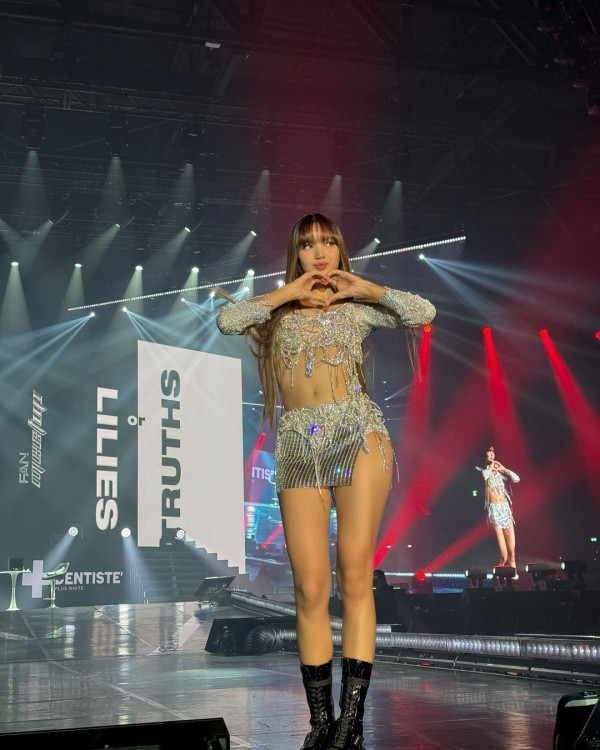 Lisa@BLACKPINK坐私人飛機抵台 粉絲冒雨接機緣慳一面爆喊 