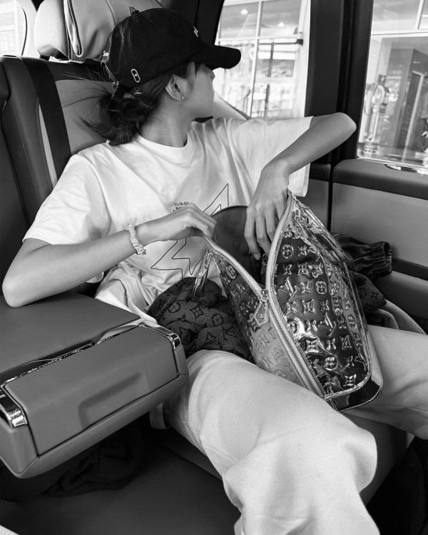 Lisa@BLACKPINK坐私人飛機抵台 粉絲冒雨接機緣慳一面爆喊 