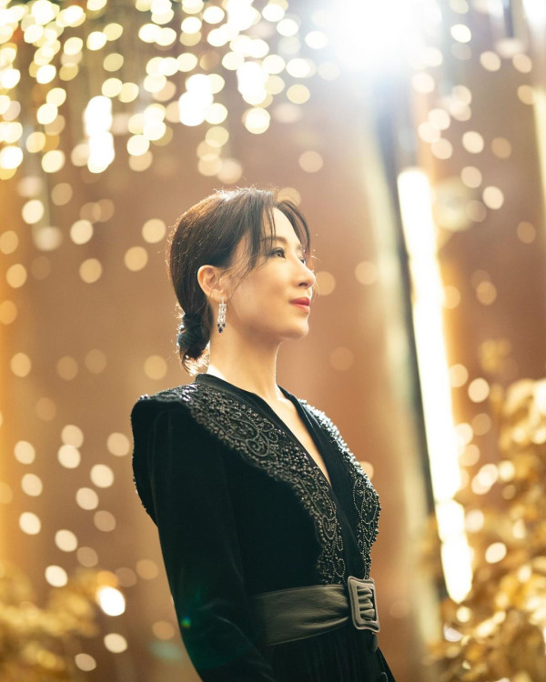 楊茜堯現身香港機場獲讚親民 身上一物被指打扮樸素慳家