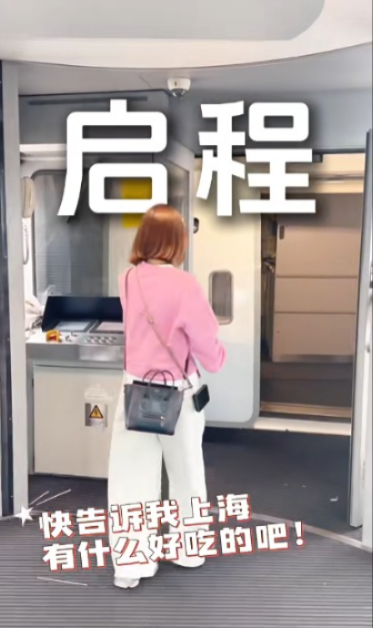 楊茜堯現身香港機場獲讚親民 身上一物被指打扮樸素慳家