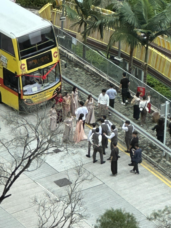 新人結婚租巴士綁繡球當花車 齊往目的地「囍」網民大讚好型：巴士情緣